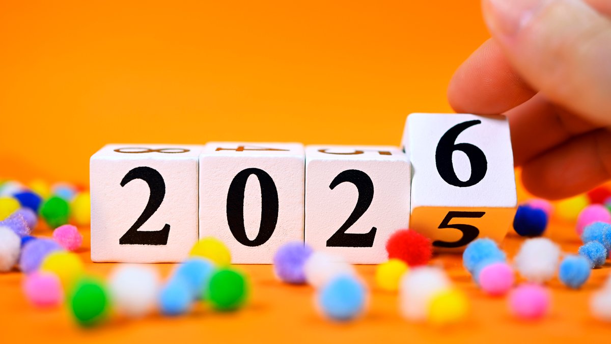 (Symbolbild) Die Jahreszahl 2025 auf Würfeln wird auf das Jahr 2026 umgestellt.