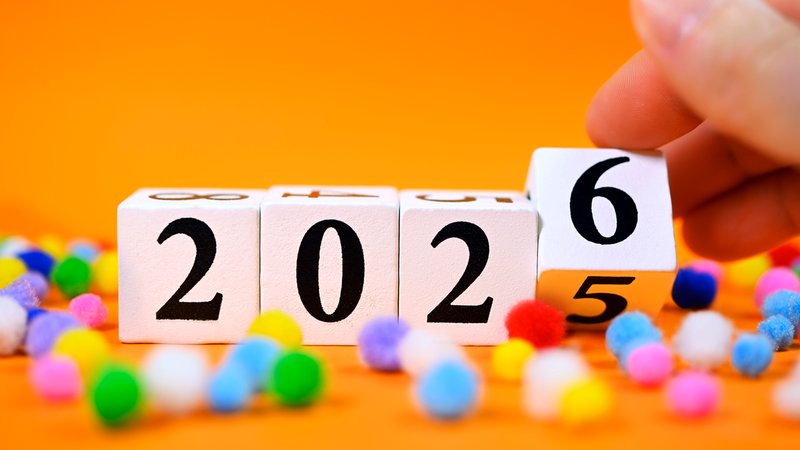 (Symbolbild) Die Jahreszahl 2025 auf Würfeln wird auf das Jahr 2026 umgestellt. | Bild: dpa/pa/CHROMORANGE/Christian Ohde (Symbolbild) Die Jahreszahl 2025 auf Würfeln wird auf das Jahr 2026 umgestellt.