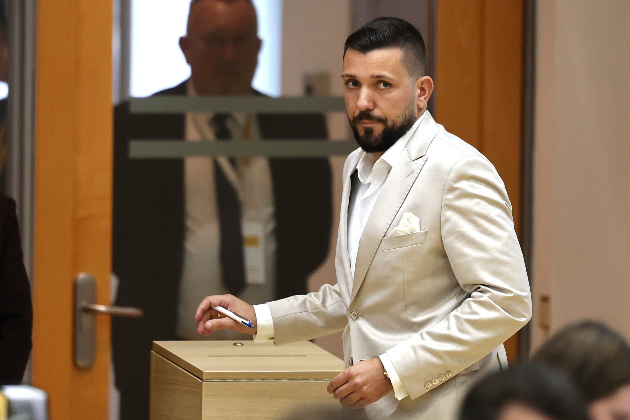 Das Landesparlament von Sachsen-Anhalt hat den 35 Jahre alten Tobias Rausch im ersten Wahlgang in das höchste Amt des Landes gewählt. Erstmals in Deutschland stellt damit die AfD einen Landtagspräsidenten.