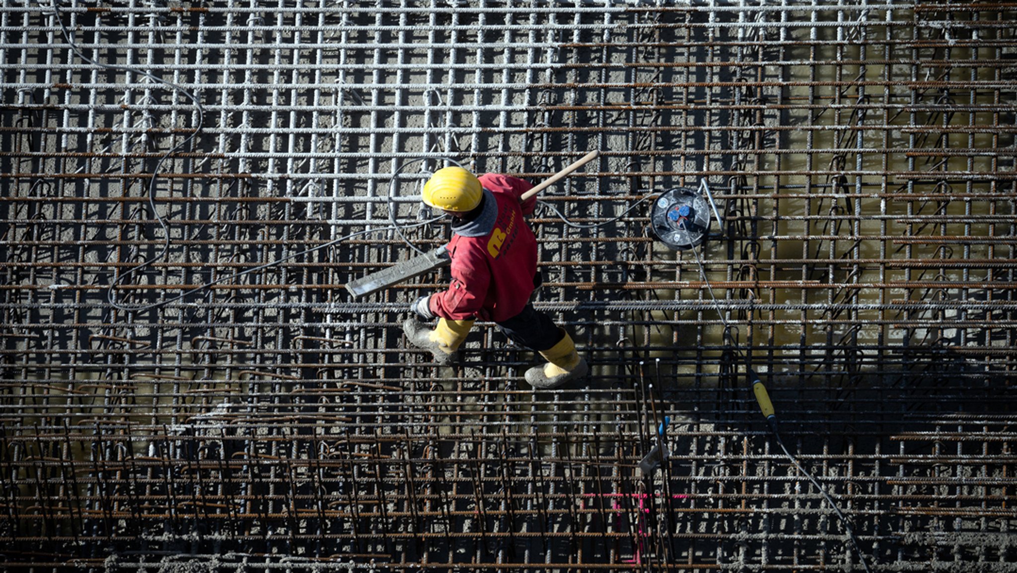 Ein Arbeiter ist auf einer Baustelle beschäftigt.