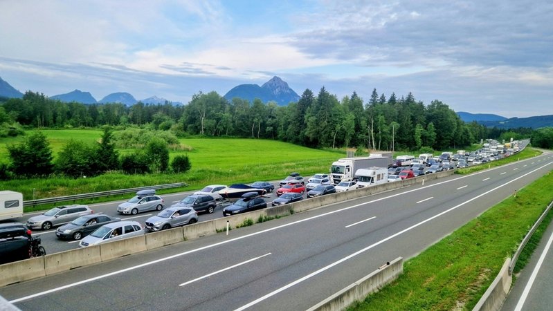 Auf der Tauernautobahn A10 am Knoten Salzburg staut sich der Pfingtreiseverkehr. | Bild: dpa-Bildfunk/Bernhard Niederhauser Auf der Tauernautobahn A10 am Knoten Salzburg staut sich der Pfingtreiseverkehr.