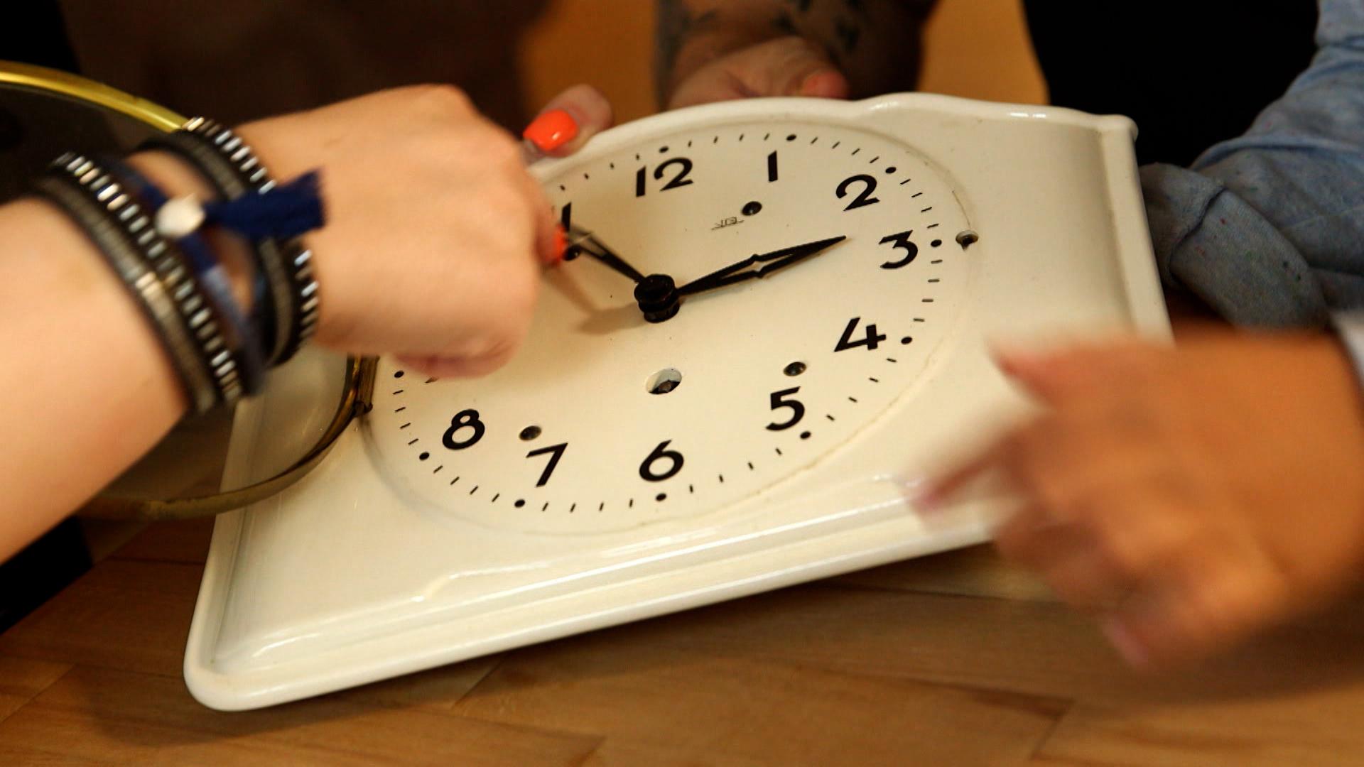 Analoge Uhr vs. Smartphone: Können Kinder die Zeit noch lesen?