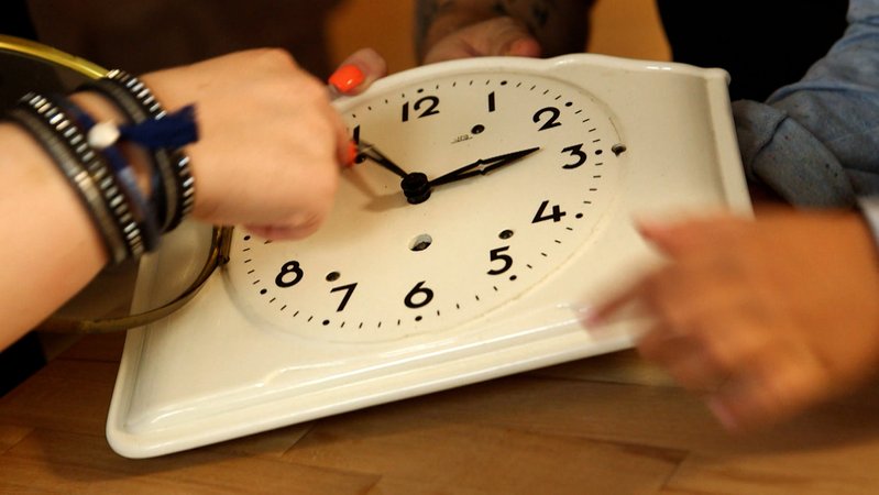 Analoge Uhr vs. Smartphone: Können Kinder die Zeit noch lesen? | Bild: BR Analoge Uhr vs. Smartphone: Können Kinder die Zeit noch lesen?