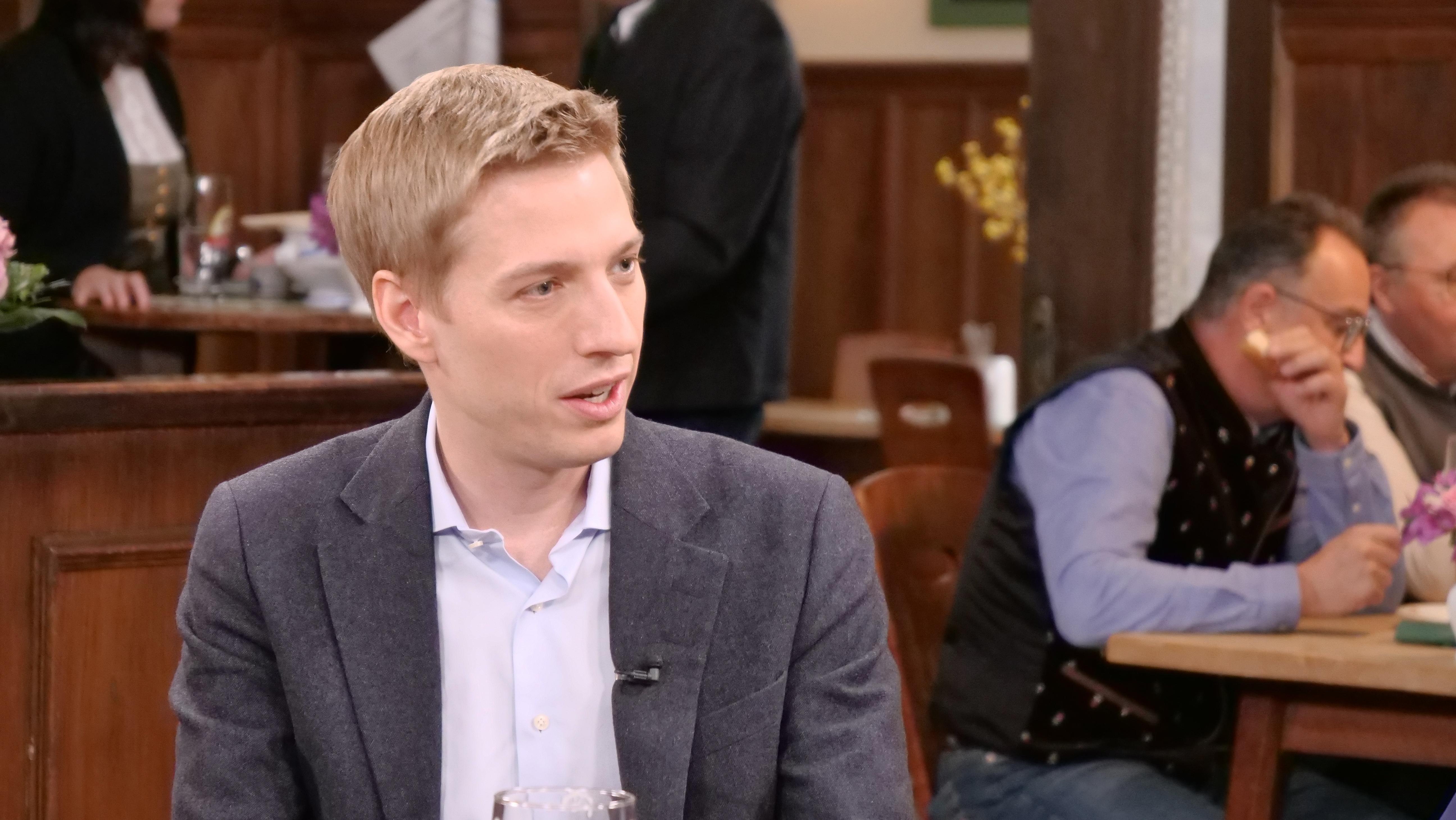 50.000 neue Wohnungen hat Dominik Krause im Wahlkampf versprochen – Kritiker bezweifeln, ob er sein Wort halt kann. Dazu nahm der künftige Münchner Oberbürgermeister am Sonntags-Stammtisch Stellung. Und auch zu der Frage, mit wem er koalieren will.