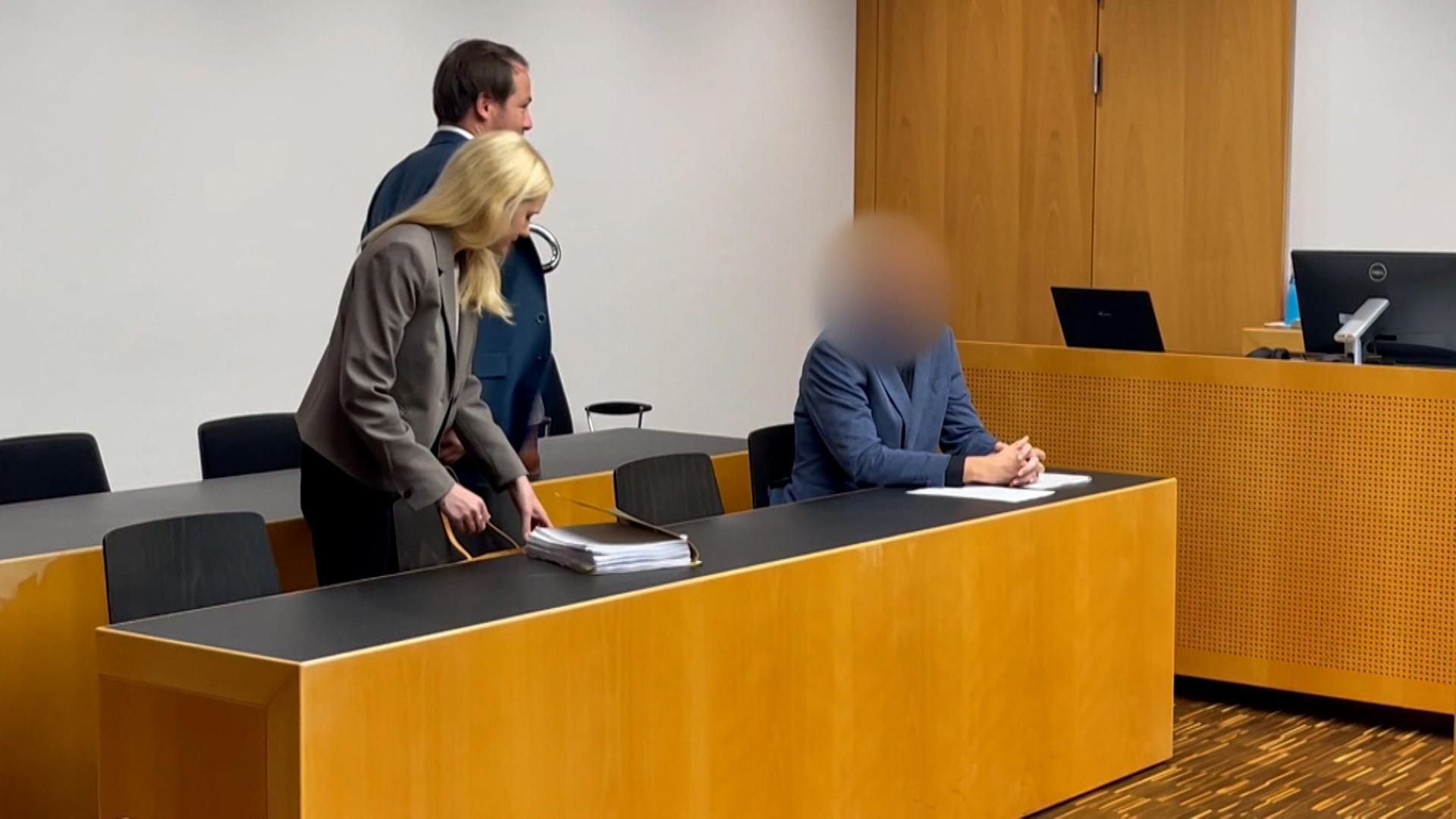 Der Angeklagte im sogenannten "Dubai-Prozess" sitzt im Gerichtssaal des Augsburger Landgerichts.