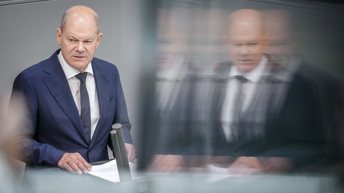 Bundeskanzler Olaf Scholz (SPD) gibt im Plenum des Bundestags eine Regierungserklärung zum bevorstehenden EU-Rat ab.