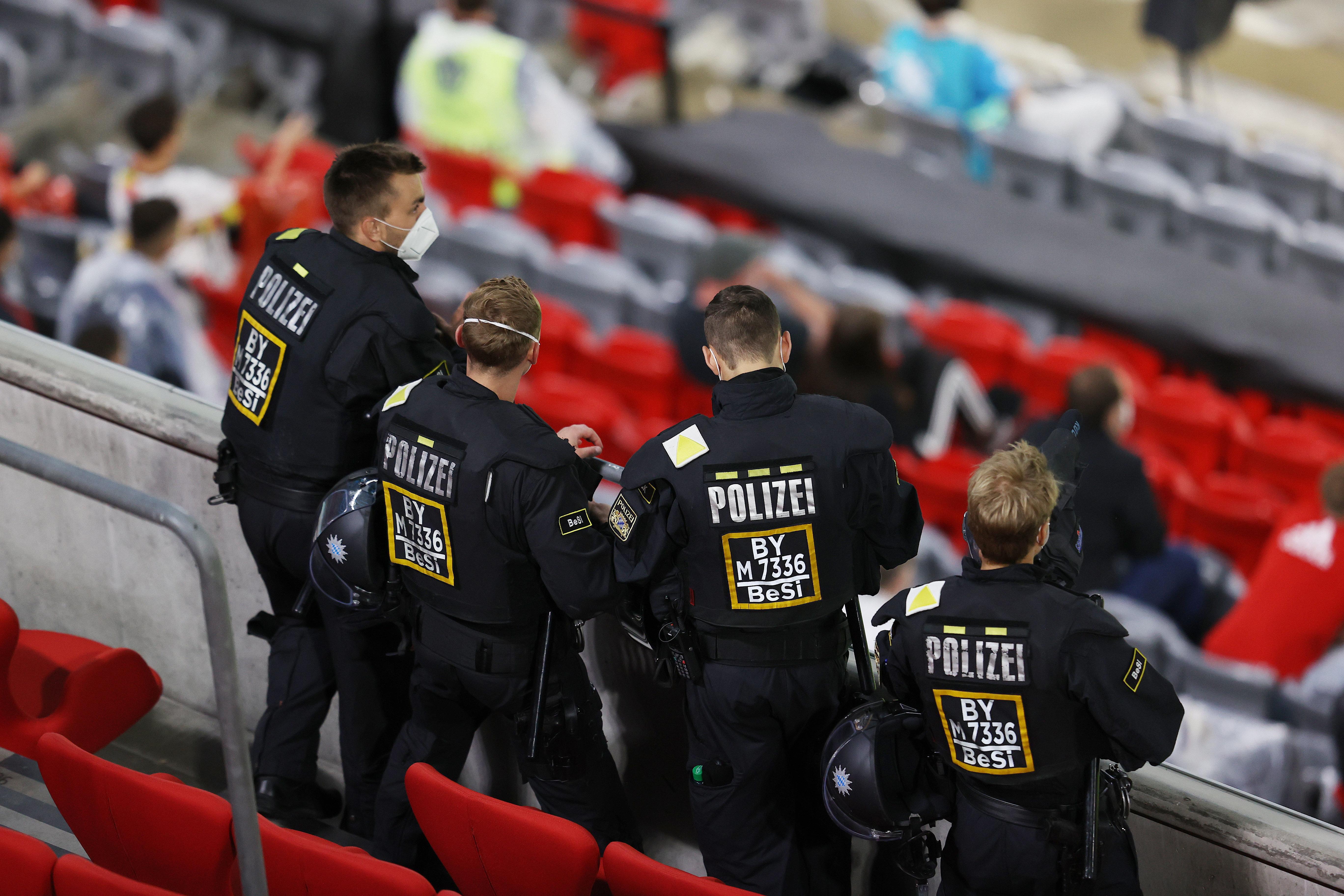 Vier Polizisten der bayerischen Polizei in den Zuschauerrängen