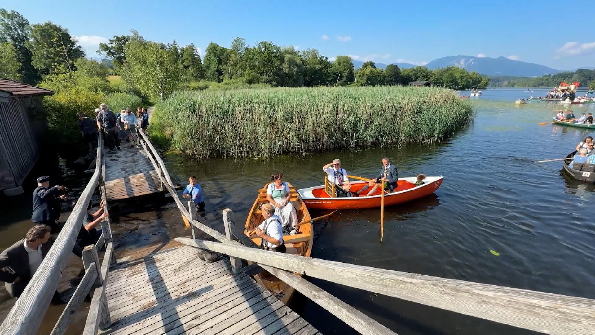 Unfall während einer Fronleichnamsprozession: Im oberbayerischen Seehausen ist am Vormittag eine Holzbrücke am Staffelsee eingestürzt. 