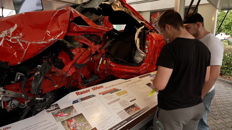 "Autoposer"-Prävention der Polizei in Bad Aibling | Bild: BR "Autoposer"-Prävention der Polizei in Bad Aibling