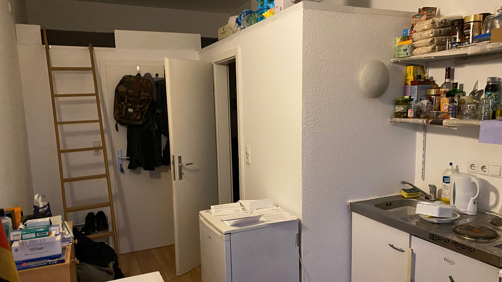 In dieser Ein-Zimmer-Wohnung hat José Luis gelebt. | Bild: BR/Alisa Wienand In dieser Ein-Zimmer-Wohnung hat José Luis gelebt.
