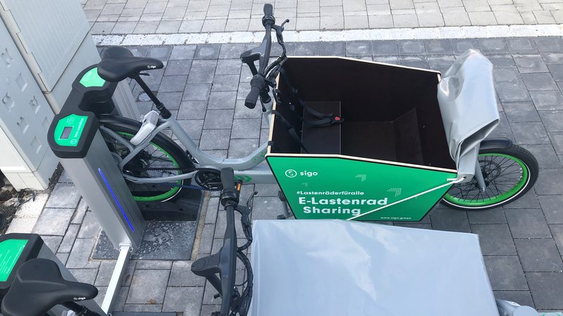 Zwei E-Lastenräder an der Mietstation in Lindau