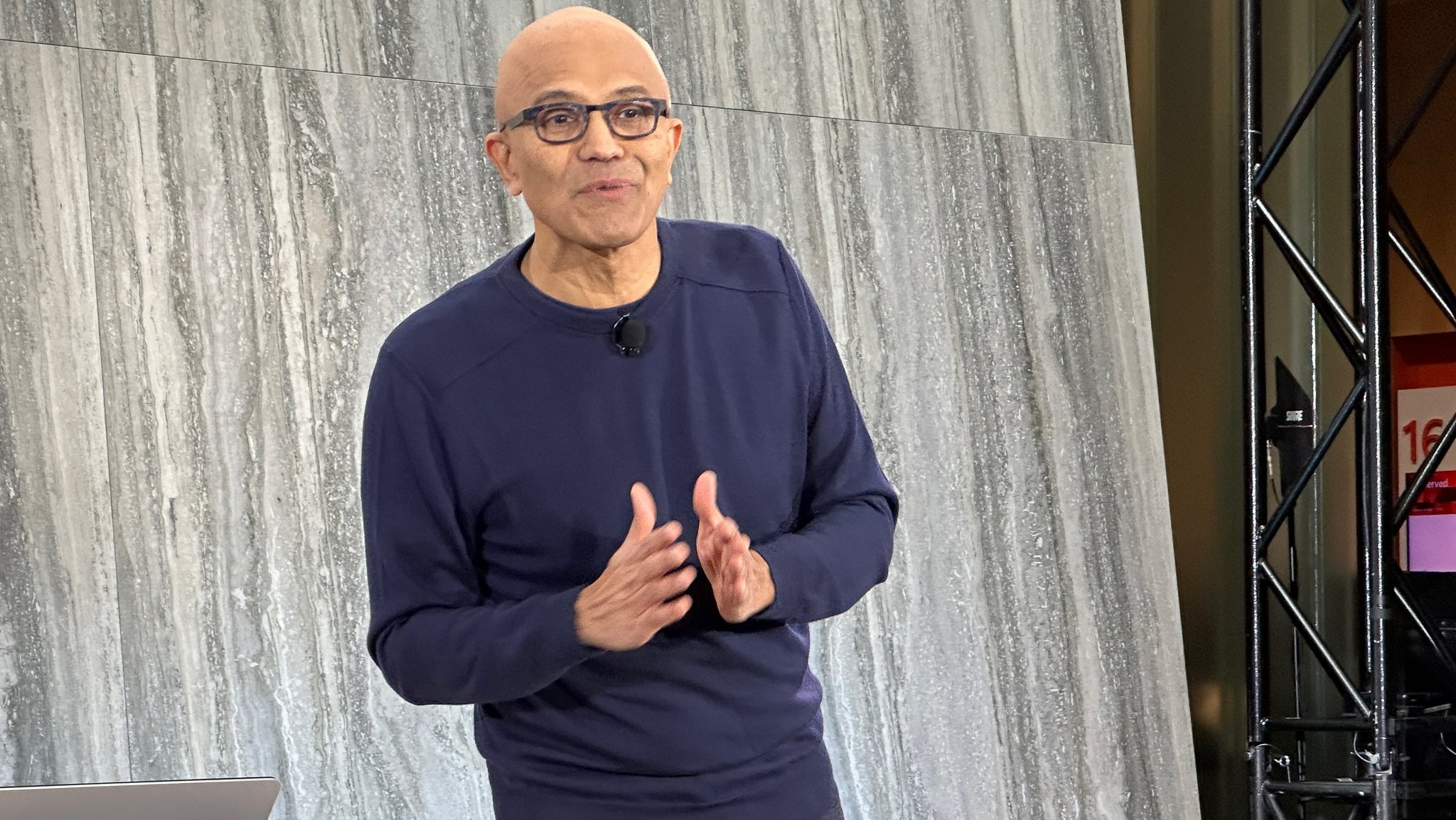 Konkurrent Microsoft hat begonnen, den von OpenAI entwickelten Sprachassistenten ChatGPT in seine bislang wenig erfolgreiche Suchmaschine Bing einzubauen. 