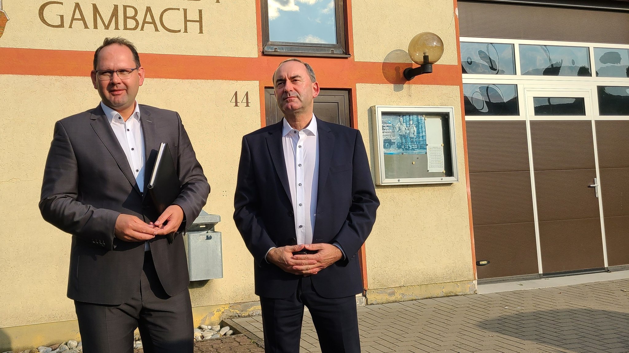 Karlstadts Bürgermeister Michael Hombach und Bayerns Wirtschaftsminister Hubert Aiwanger im Gespräch über die Fulda-Main-Leitung.