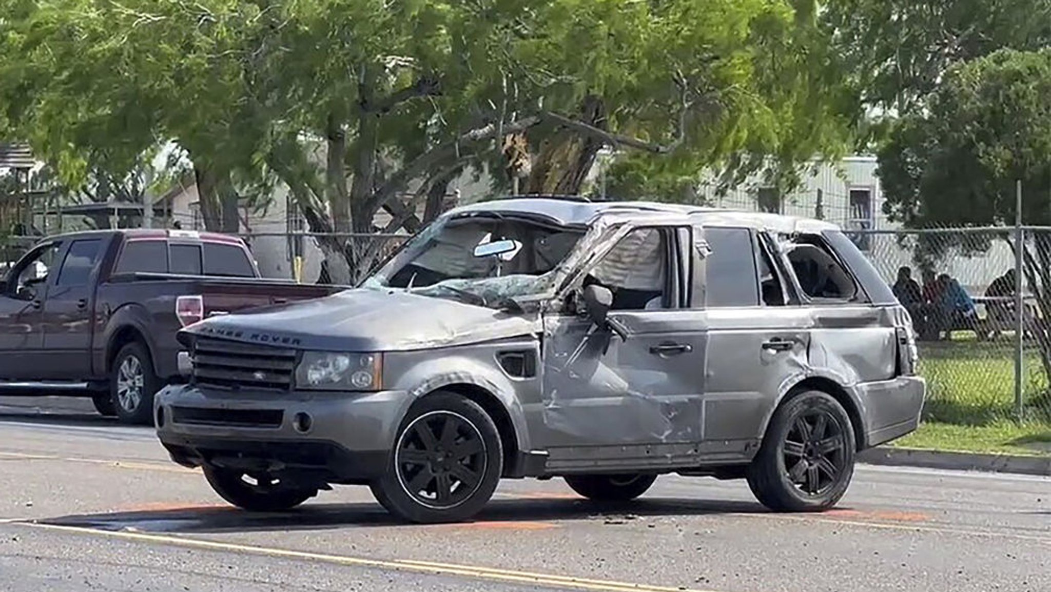 07.05.2023, USA, Brownsville: Der SUV, mit dem sieben Menschen vor einer Einwandererunterkunft getötet wurden