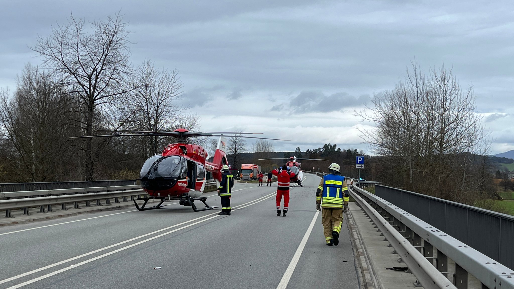 Zwei Rettungshubschrauber waren an der Unfallstelle im Einsatz. Für einen 61-jährigen Oberpfälzer kam jedoch die Hilfe zu spät. 