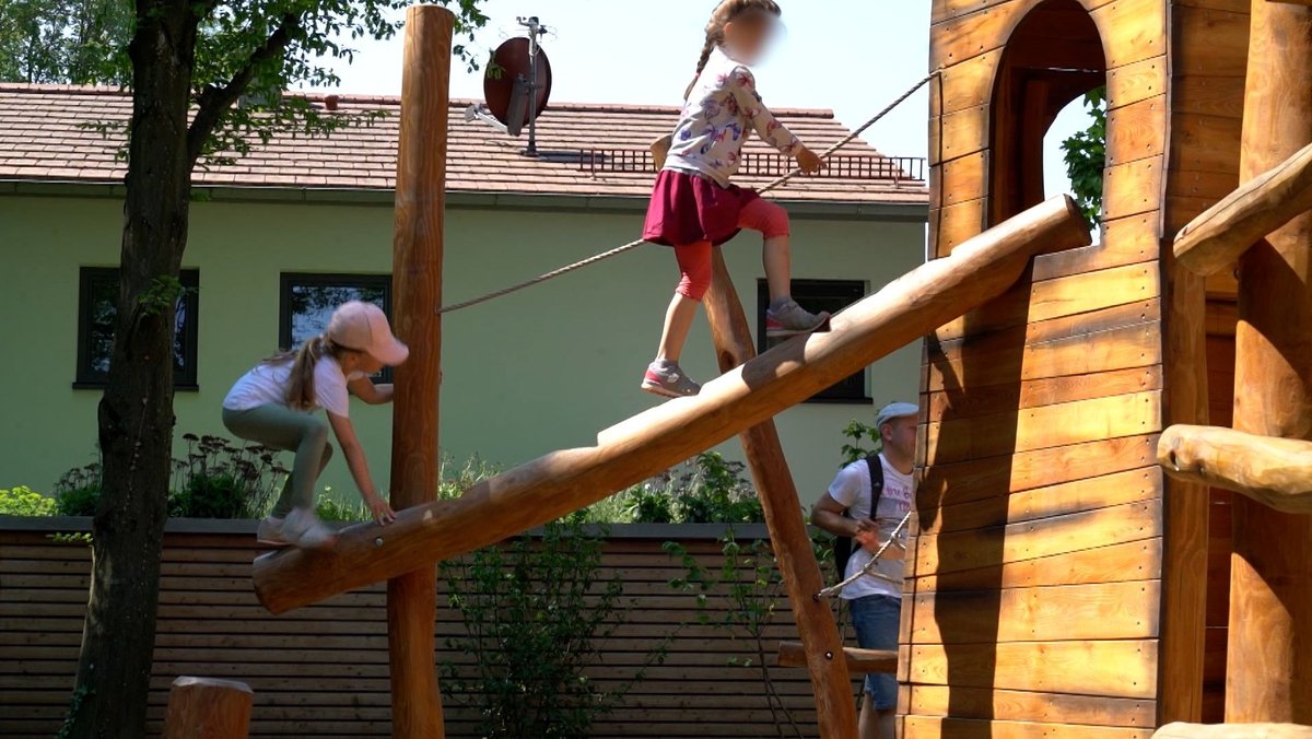 Archivbild: Der Spielplatz unterhalb des Friedberger Schlosses, spielende Kinder an einem Klettergerüst