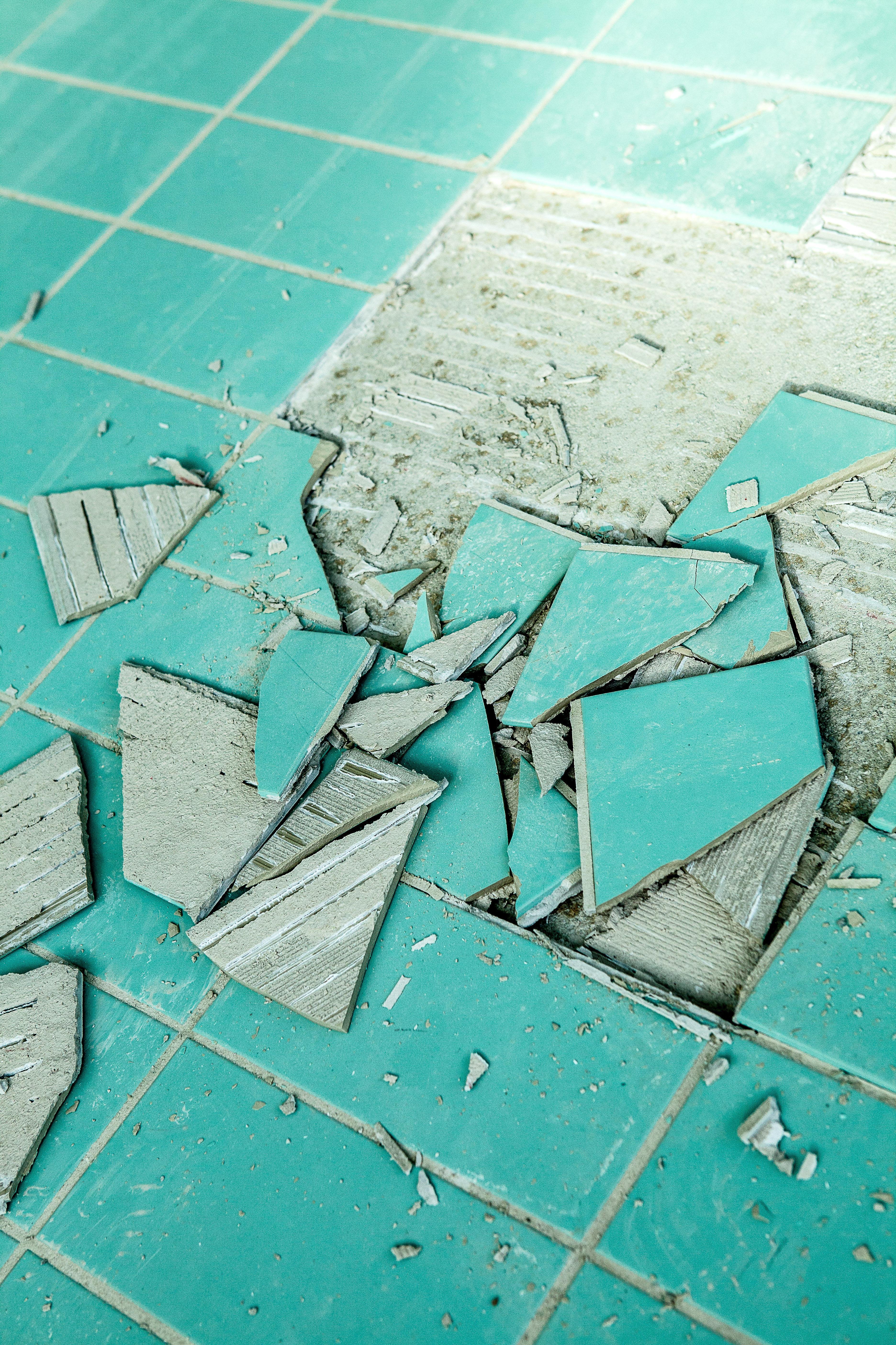 Symbolbild: Kaputte Fliesen in einem Hallenbad 