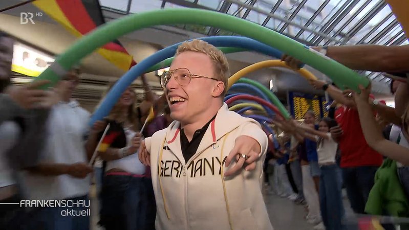 Josia Topf bei seiner Ankunft am Nürnberger Flughafen. | Bild: BR Josia Topf bei seiner Ankunft am Nürnberger Flughafen.