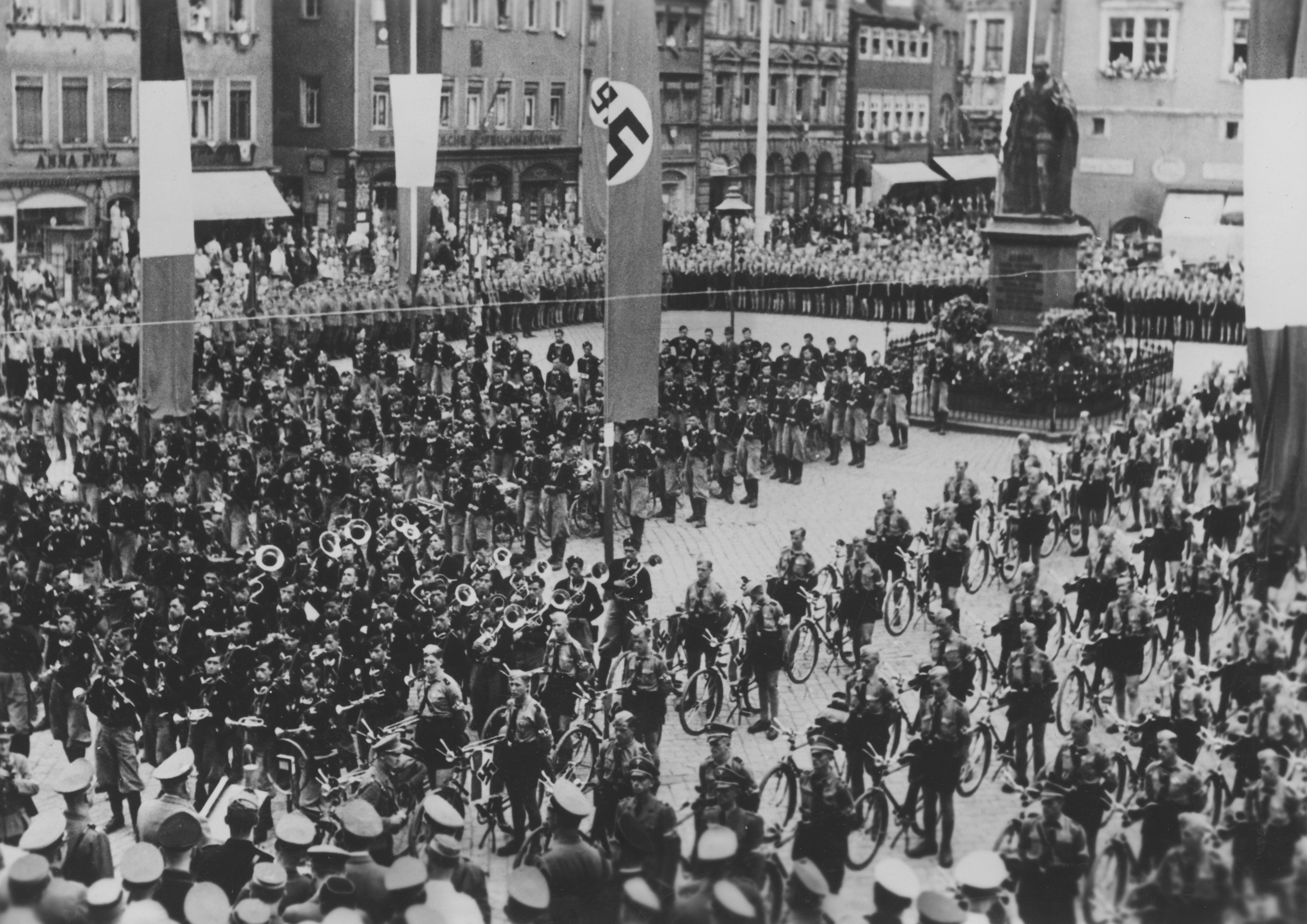 Angehörige der Hitlerjugend und der italienischen Jugendorganisation auf dem Marktplatz in Coburg während der Freundschafts-Radfernfahrt Rom-Berlin-Rom.