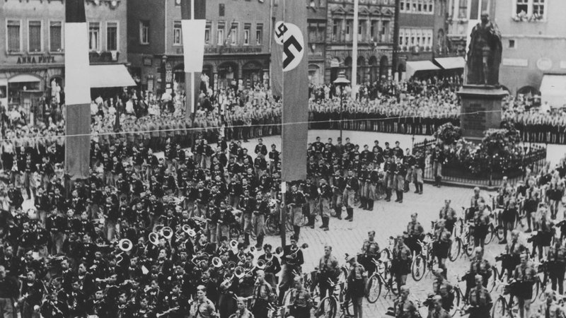 Angehörige der Hitlerjugend und der italienischen Jugendorganisation auf dem Marktplatz in Coburg während der Freundschafts-Radfernfahrt Rom-Berlin-Rom.
