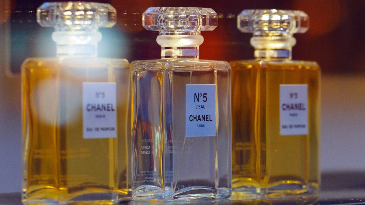 Chanel No 5-Flakons auf einem Regal 
