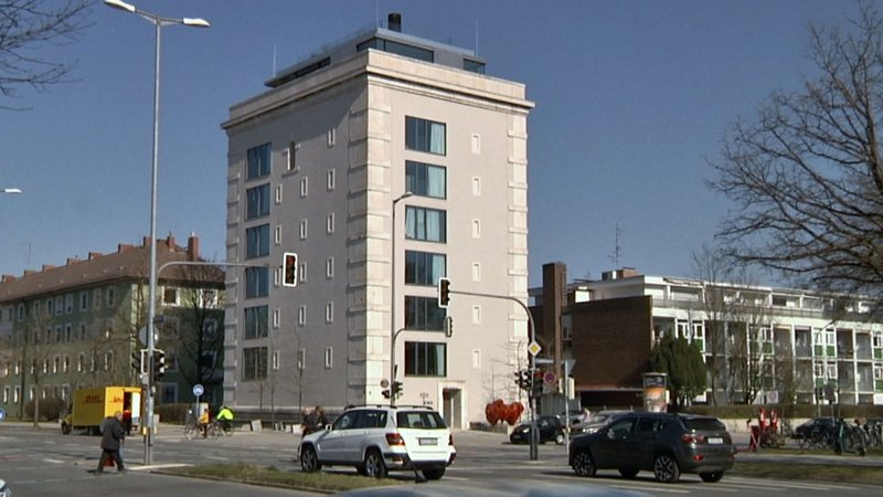 Ein ehemaliger Weltkriegsbunker im Münchner Norden - inzwischen zum Wohnhaus umgebaut. | Bild: BR / Christoph Dicke Ein ehemaliger Weltkriegsbunker im Münchner Norden - inzwischen zum Wohnhaus umgebaut.