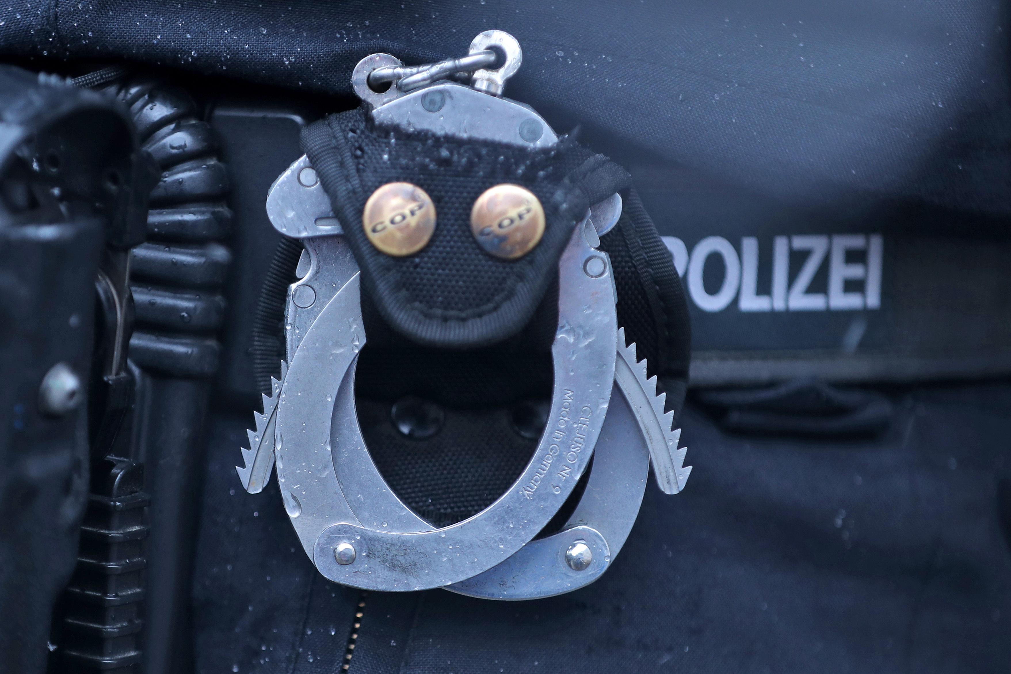 Handschellen am Gürtel eines Polizisten (Symbolbild)