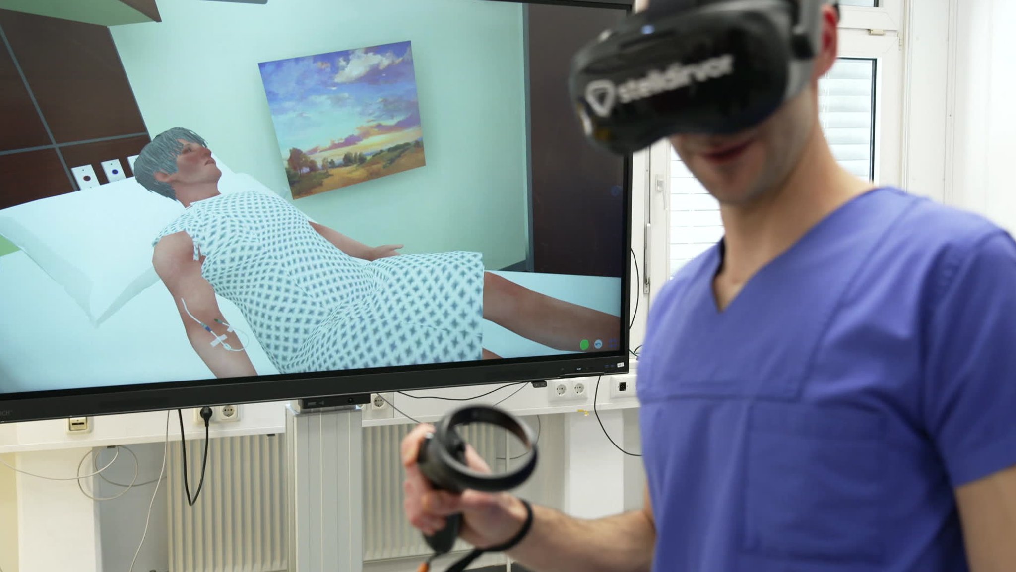 Auszubildender taucht mit einer Virtual Reality-Brille virtuell in eine Pflegesituation ein