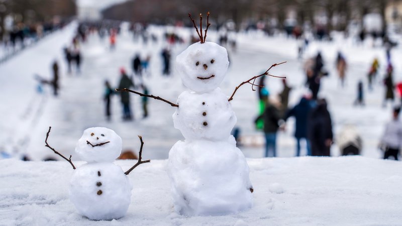 Kleine Schneemänner in München-Nymphenburg | Bild: picture alliance / Wolfgang Maria Weber | R7172 Kleine Schneemänner in München-Nymphenburg
