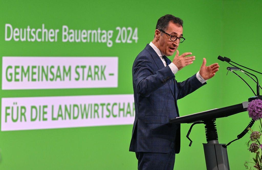 Bundesagrarminister Cem Özdemir (Grüne) sprach sich beim Deutschen Bauerntag in Cottbus für die Mehrwertsteuer auf Fleisch aus