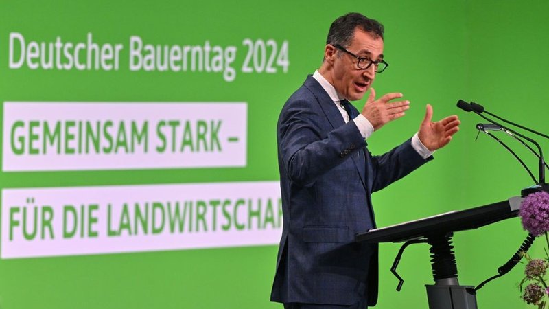 Bundesagrarminister Cem Özdemir (Grüne) sprach sich beim Deutschen Bauerntag in Cottbus für die Mehrwertsteuer auf Fleisch aus