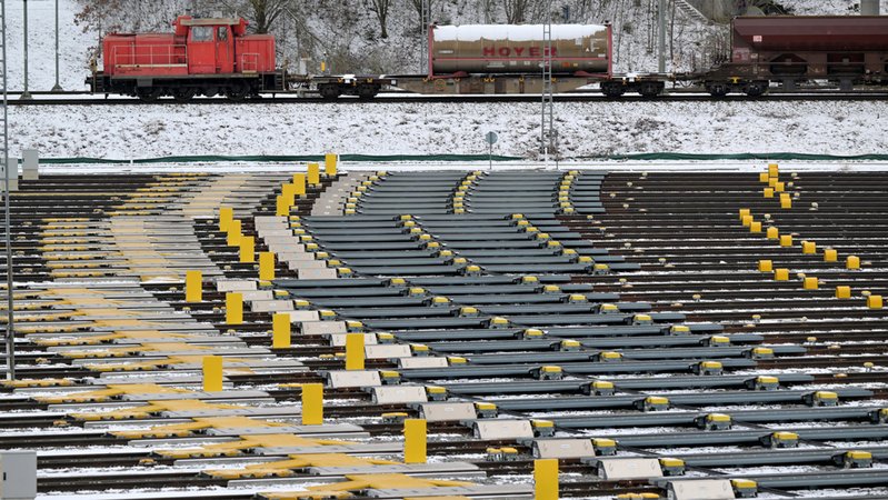 München: Eine Rangierlok zieht Güterwagons an den Gleisanlagen des Rangierbahnhof München Nord vorbei (Symbolbild)