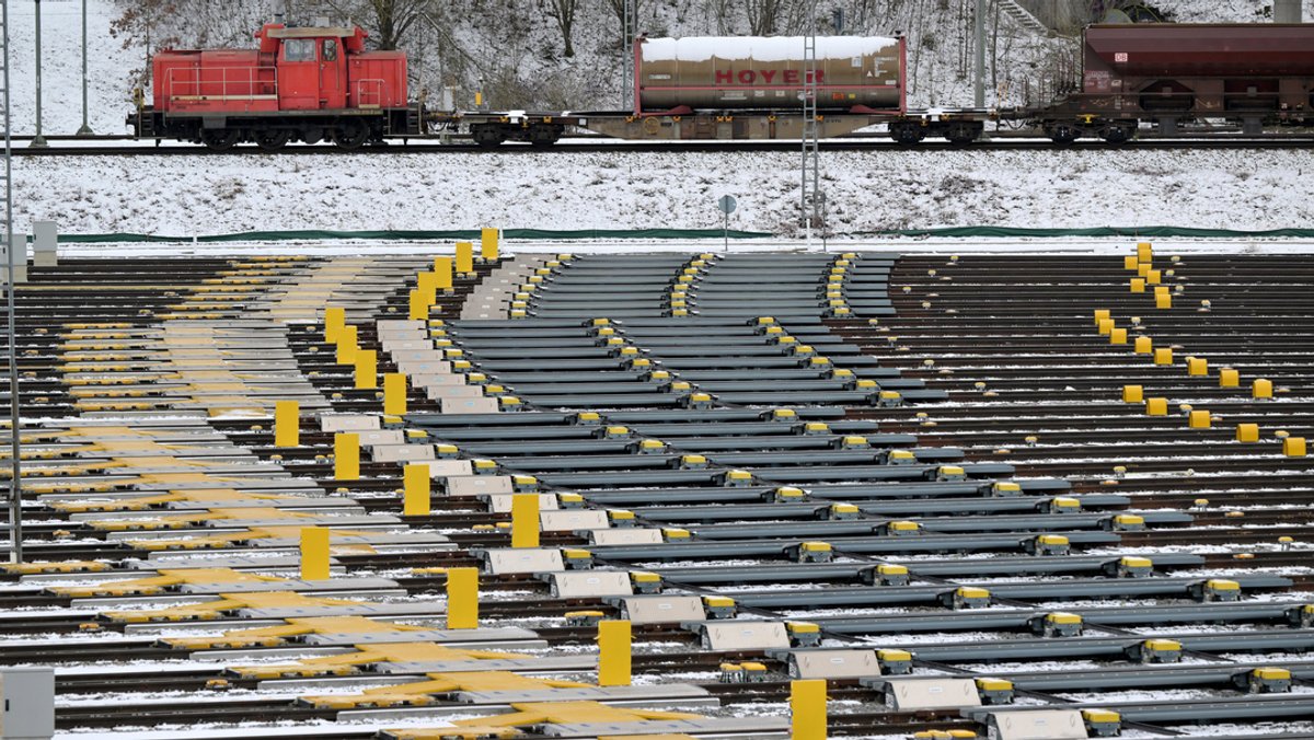 München: Eine Rangierlok zieht Güterwagons an den Gleisanlagen des Rangierbahnhof München Nord vorbei (Symbolbild)