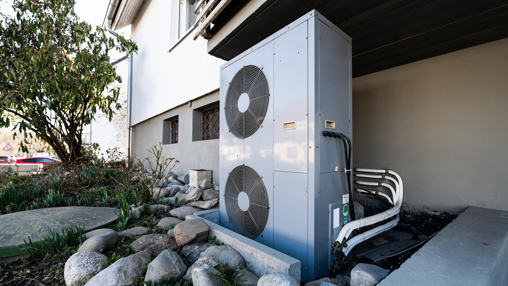 Wärmepumpe vor einem Haus | Bild: BR Wärmepumpe vor einem Haus