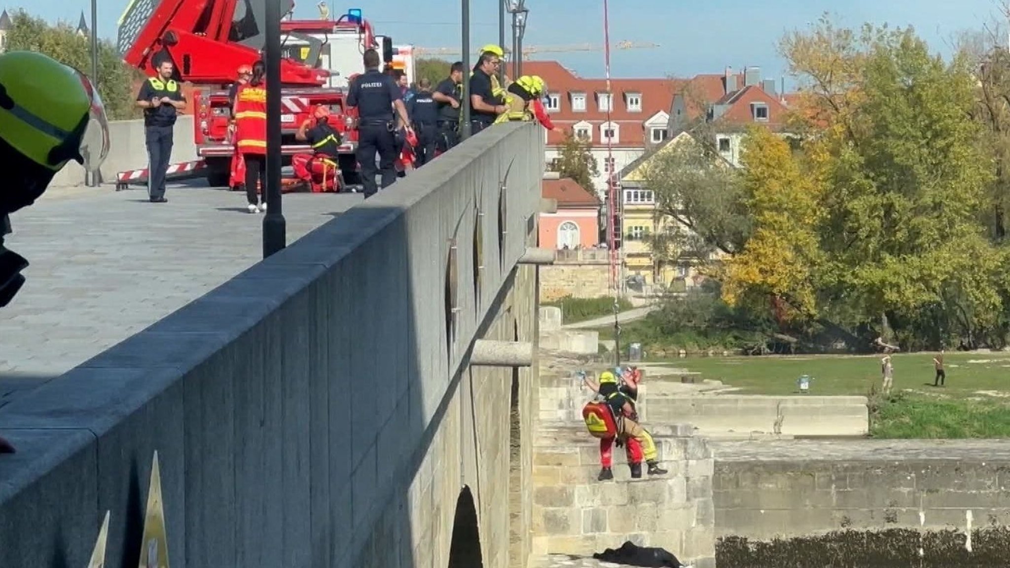 Rettungseinsatz Mitte Oktober vergangenen Jahres an der Steinernen Brücke