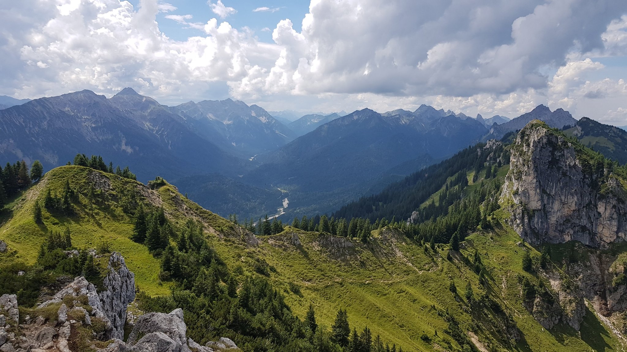 Blick vom Teufelstättkopf in den Ammergauer Alpen in Bayern.