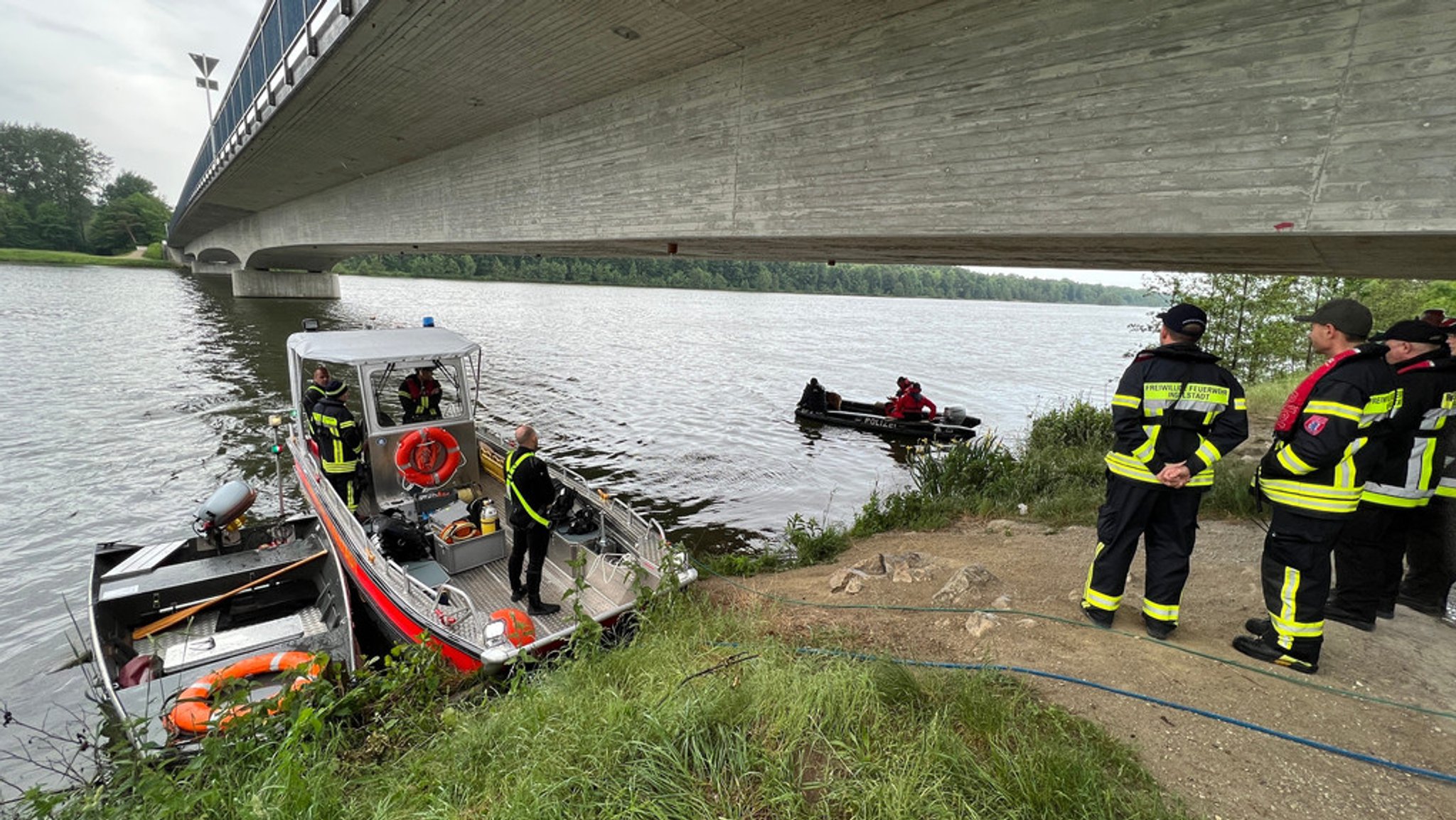 Suchmaßnahme in der Donau nahe Vohburg.