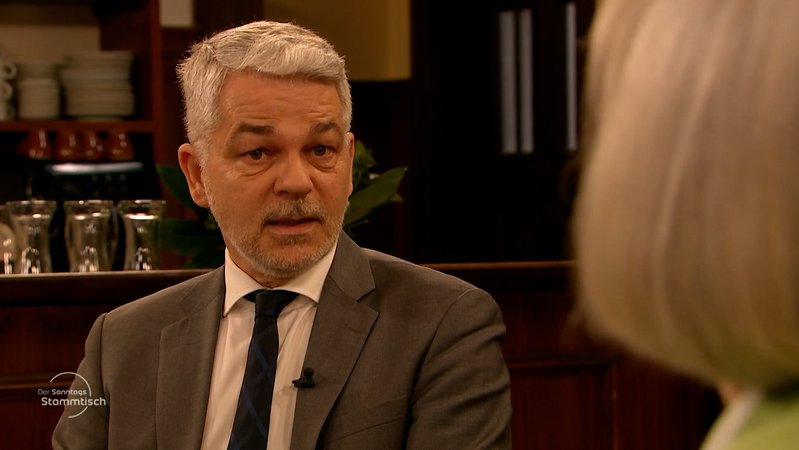 Das war jetzt kein Erfolg des Irans, was wir gestern Nacht gesehen haben, meint Militärexperte Carlo Masala beim Sonntags-Stammtisch im BR Fernsehen. | Bild: BR Das war jetzt kein Erfolg des Irans, was wir gestern Nacht gesehen haben, meint Militärexperte Carlo Masala beim Sonntags-Stammtisch im BR Fernsehen.