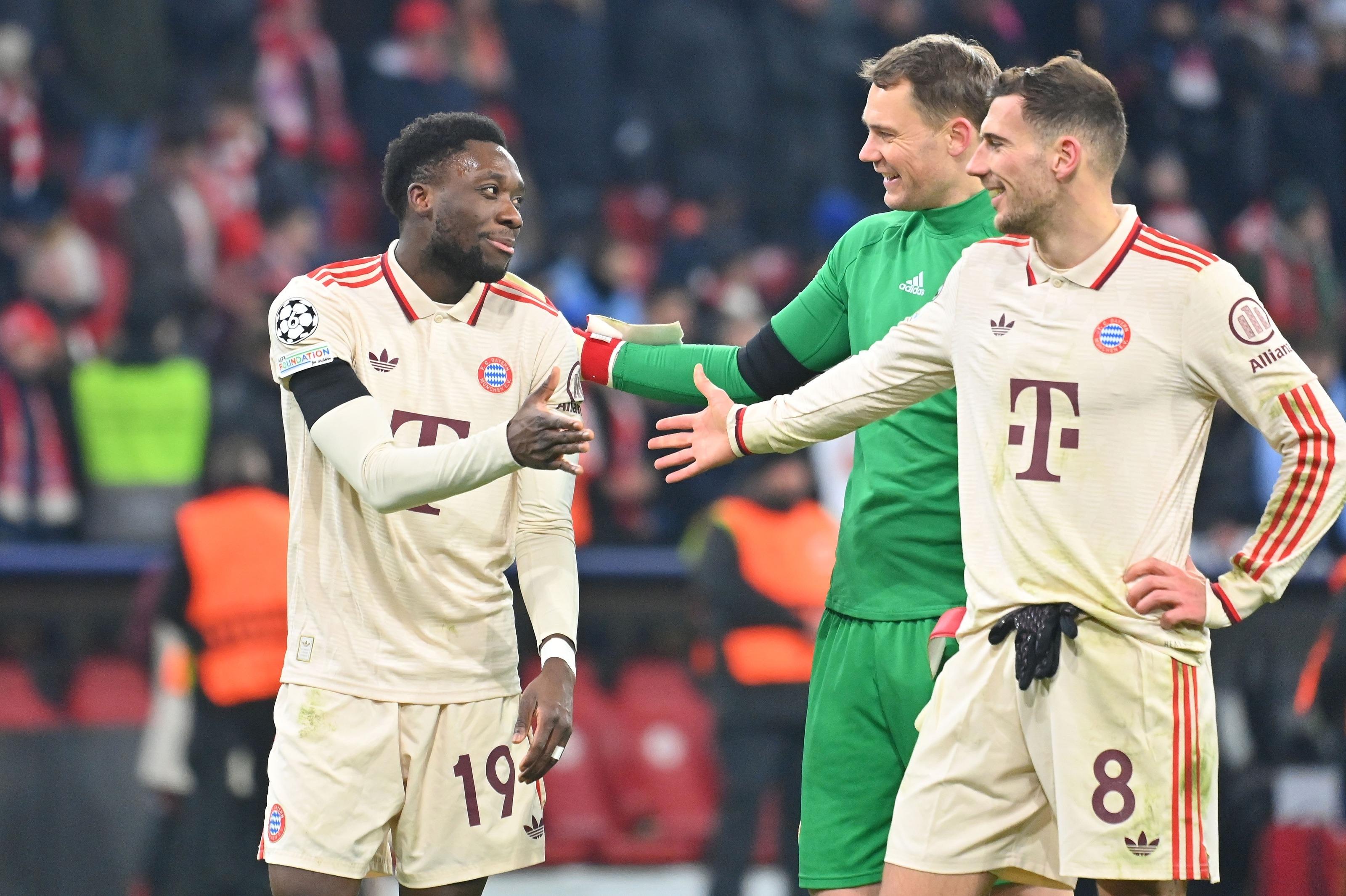 Torschütze Alphonso Davies mit Leon Goretzka und Manuel Neuer