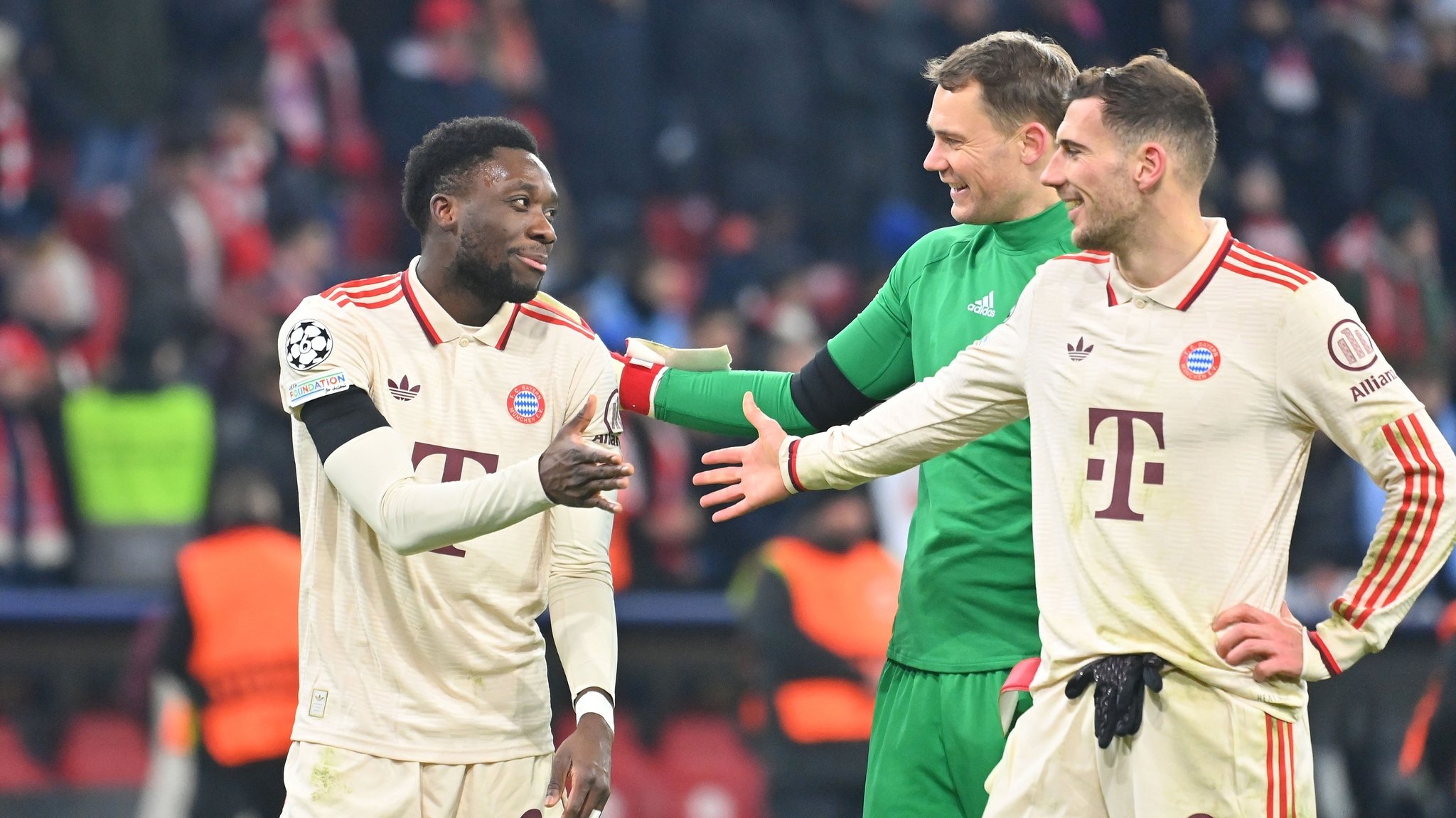 Torschütze Alphonso Davies mit Leon Goretzka und Manuel Neuer