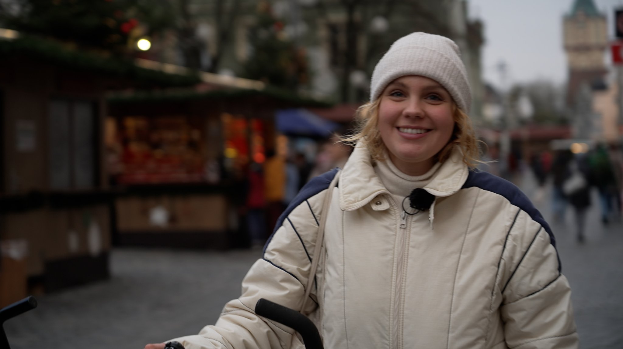 Die Studentin Rebecca Kolodziej aus Hamburg steht am Straubinger Stadtplatz.