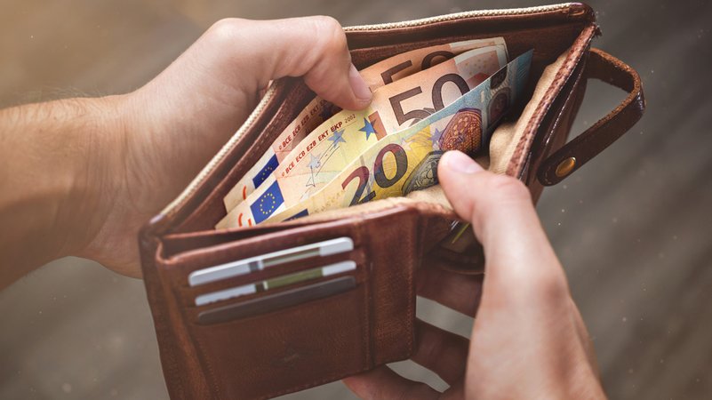 Höherer Mindestlohn: Wer zahlt? Wer profitiert? | Bild: stock.adobe.com/photoschmidt Höherer Mindestlohn: Wer zahlt? Wer profitiert?