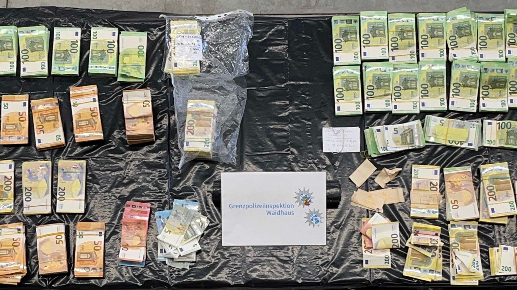 Geldbündel liegen auf einer schwarzen Folie | Bild: Polizeipräsidium Oberpfalz Geldbündel liegen auf einer schwarzen Folie