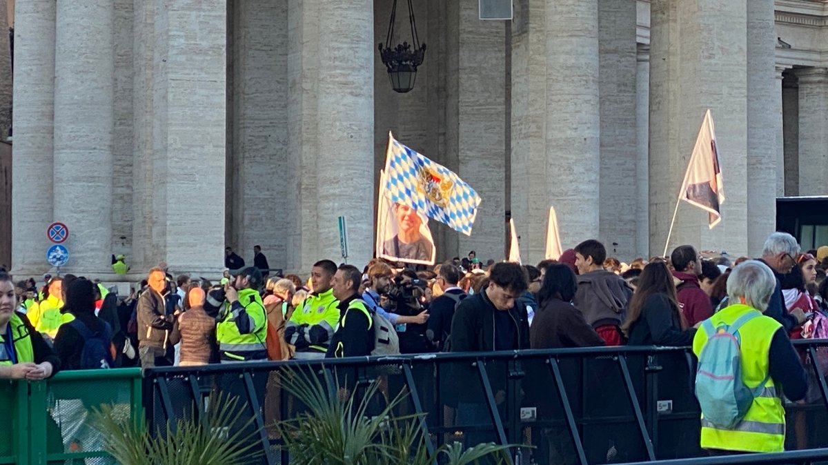 Auch Pilger aus Bayern sind zur Trauerfeier von Papst Franziskus bereits auf dem Petersplatz eingetroffen.