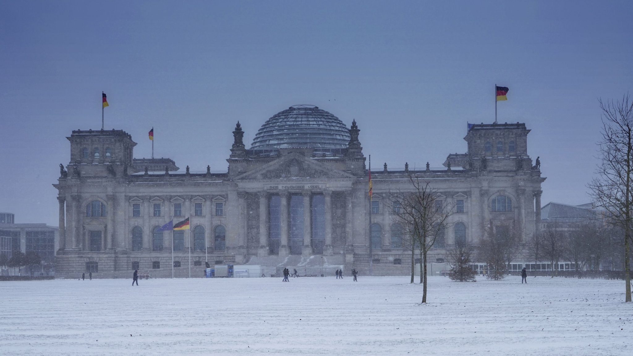 Ein großes Gebäude mit Kuppel in der Mitte im Stil der Neorenaissance im Winter