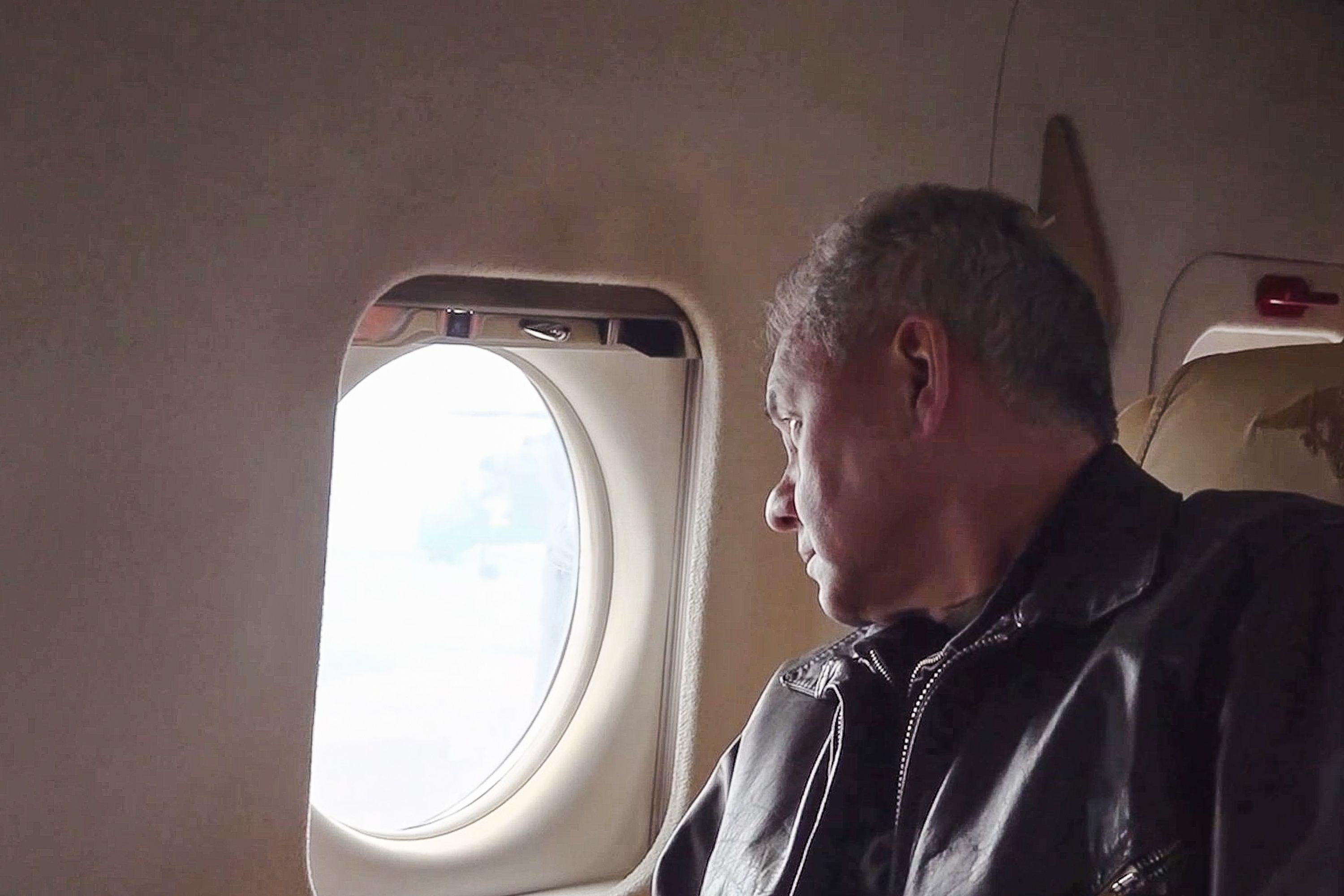 Der Politiker schaut am 24. Februar 2024 aus einem Flugzeugfenster