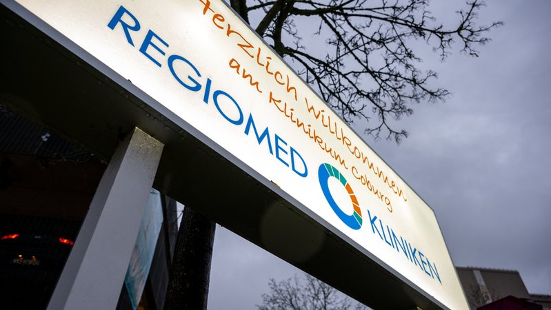 Ein Schild heißt: "Herzlich willkommen am Klinikum Coburg REGIOMED KLINIKEN" | Bild: dpa-Bildfunk/Pia Bayer Ein Schild heißt: "Herzlich willkommen am Klinikum Coburg REGIOMED KLINIKEN"