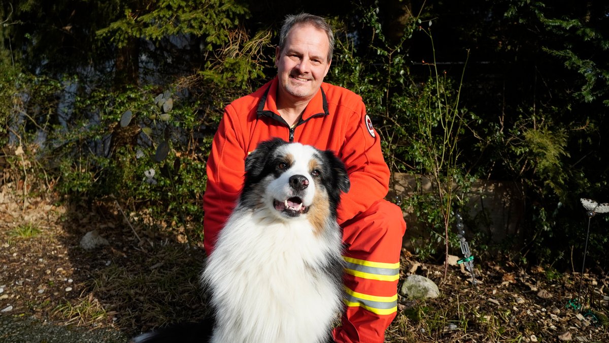 Barney mit seinem Hundeführer Jürgen Römmler