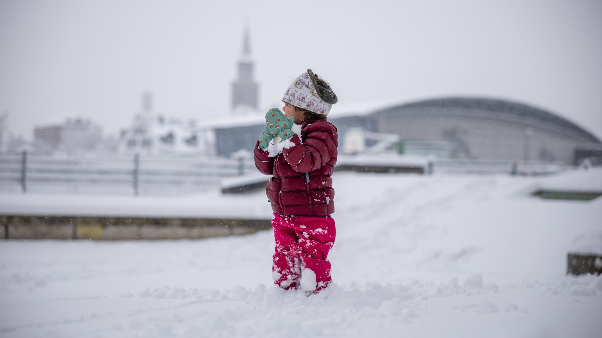 Ein Kind im verschneiten Fürther Stadtpark