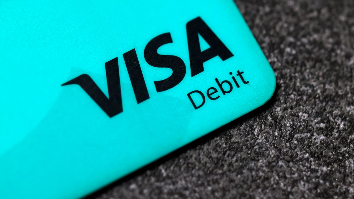 Eine Debitkarte von VISA (Comdirect Bank) liegt auf einem Tisch.